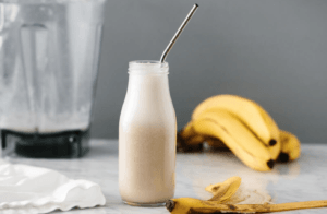 leche de avena y bananas