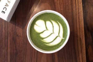 te matcha con leche de maca